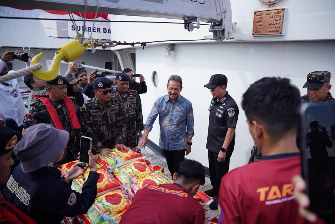 KKP Kerahkan Kapal Pengawas Angkut 50 Ton Bantuan Kemanusiaan untuk Korban Gempa NTT