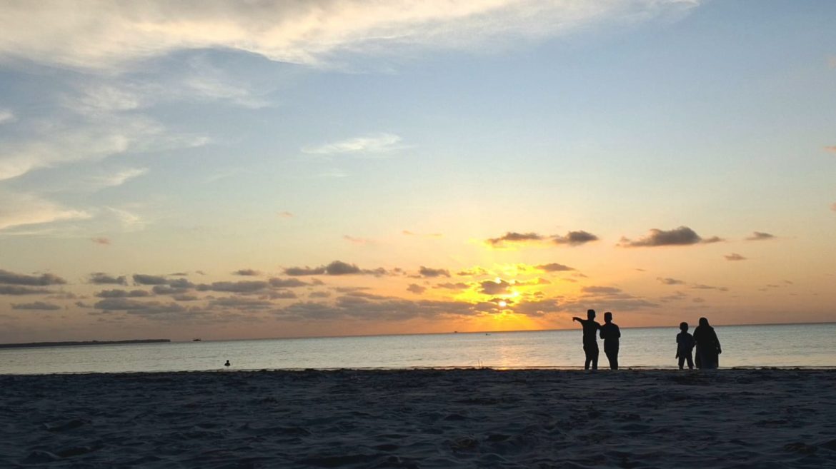 Laut Bercerita: Ketika Kehilangan Menjadi Ingatan yang Tak Tenggelam