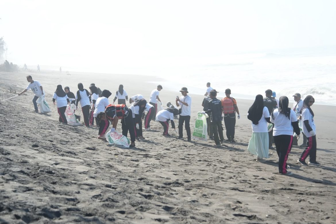 KKP Gelar Aksi Bersih Pantai dan Tanam 100 Cemara Laut di Bantul